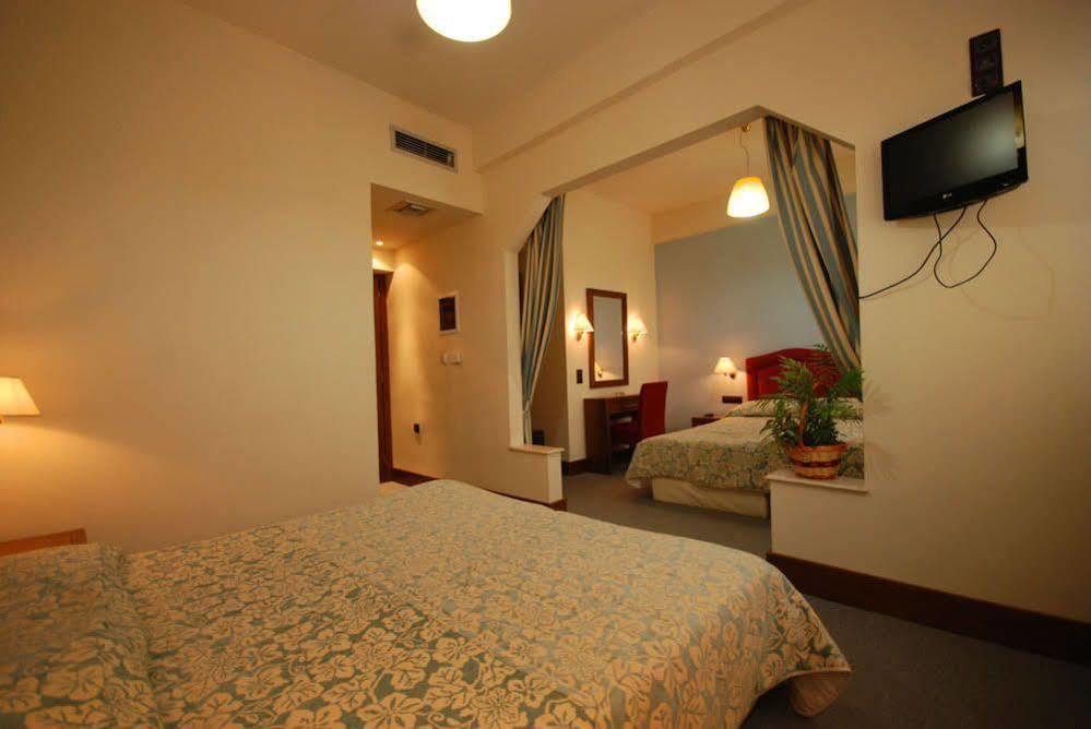 Hotel Elvetia Karpenísion Extérieur photo